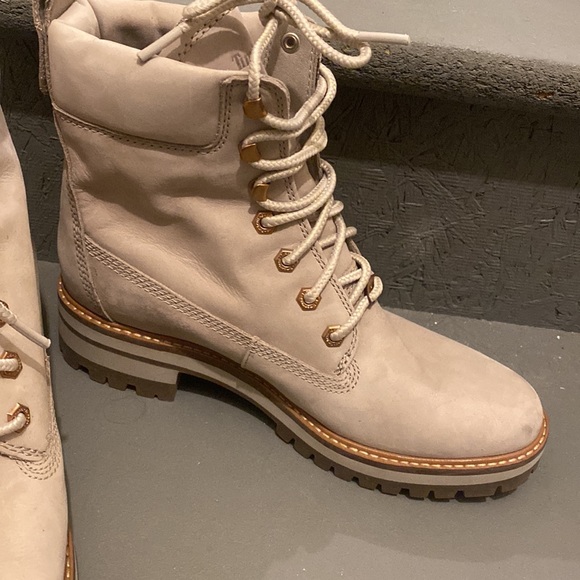 NEW! Timberland Women’s boot. - Picture 2 of 6